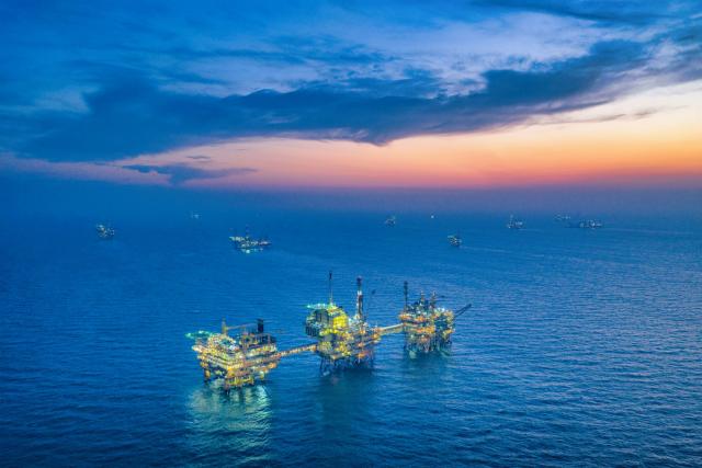 (251221) -- TIANJIN, Dec. 21, 2025 (Xinhua) -- An aerial drone photo taken on Dec. 21, 2025 shows the offshore oil and gas platforms in Bohai Oilfield. China's largest offshore oilfield, the Bohai Oilfield, has produced over 40 million tonnes of oil equivalent in 2025, setting a historical record, the China National Offshore Oil Corporation (CNOOC) announced Sunday.
The Bohai Oilfield, which currently operates more than 60 producing oil and gas fields, has yielded a cumulative crude oil output exceeding 600 million tonnes. Over the past five years, its oil and gas production has grown by 5 percent annually, according to CNOOC. (Photo by Du Penghui/Xinhua)