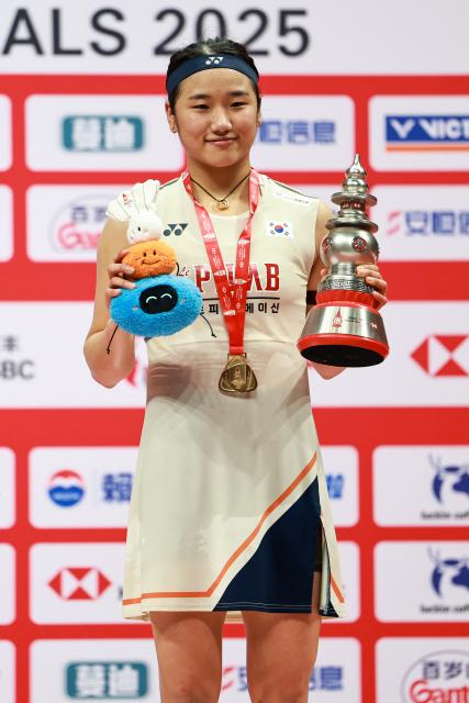 (251221) -- HANGZHOU, Dec. 21, 2025 (Xinhua) -- An Se Young of South Korea poses at the awarding ceremony after the women's singles final between Wang Zhiyi of China and An Se Young of South Korea at BWF World Tour Finals 2025 in Hangzhou, east China's Zhejiang Province, Dec. 21, 2025. (Xinhua/Jiang Han)