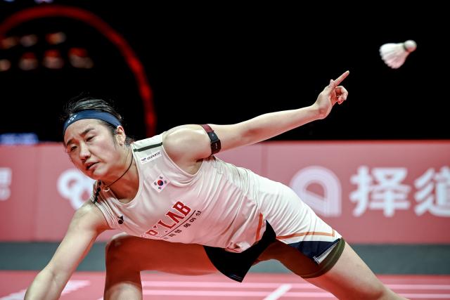 (251221) -- HANGZHOU, Dec. 21, 2025 (Xinhua) -- An Se Young of South Korea hits a return during the women's singles final between Wang Zhiyi of China and An Se Young of South Korea at BWF World Tour Finals 2025 in Hangzhou, east China's Zhejiang Province, Dec. 21, 2025. (Xinhua/Jiang Han)
