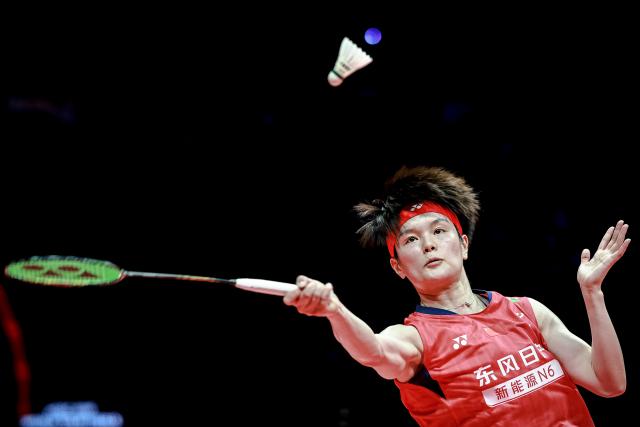 (251221) -- HANGZHOU, Dec. 21, 2025 (Xinhua) -- Wang Zhiyi of China hits a return during the women's singles final between Wang Zhiyi of China and An Se Young of South Korea at BWF World Tour Finals 2025 in Hangzhou, east China's Zhejiang Province, Dec. 21, 2025. (Xinhua/Jiang Han)