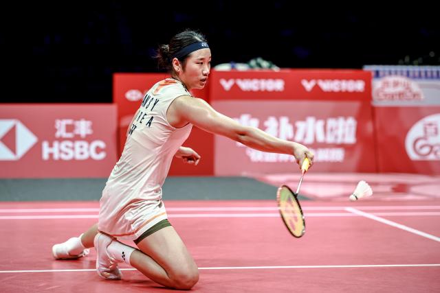(251221) -- HANGZHOU, Dec. 21, 2025 (Xinhua) -- An Se Young of South Korea hits a return during the women's singles final between Wang Zhiyi of China and An Se Young of South Korea at BWF World Tour Finals 2025 in Hangzhou, east China's Zhejiang Province, Dec. 21, 2025. (Xinhua/Jiang Han)