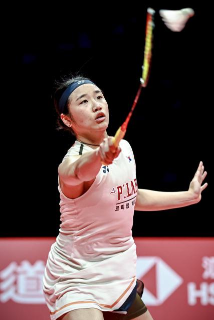 (251221) -- HANGZHOU, Dec. 21, 2025 (Xinhua) -- An Se Young of South Korea hits a return during the women's singles final between Wang Zhiyi of China and An Se Young of South Korea at BWF World Tour Finals 2025 in Hangzhou, east China's Zhejiang Province, Dec. 21, 2025. (Xinhua/Jiang Han)