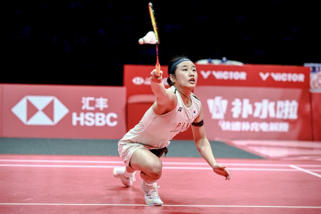(251221) -- HANGZHOU, Dec. 21, 2025 (Xinhua) -- An Se Young of South Korea hits a return during the women's singles final between Wang Zhiyi of China and An Se Young of South Korea at BWF World Tour Finals 2025 in Hangzhou, east China's Zhejiang Province, Dec. 21, 2025. (Xinhua/Jiang Han)