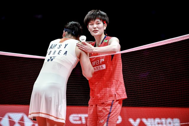 (251221) -- HANGZHOU, Dec. 21, 2025 (Xinhua) -- An Se Young (L) of South Korea greets Wang Zhiyi of China after their women's singles final at BWF World Tour Finals 2025 in Hangzhou, east China's Zhejiang Province, Dec. 21, 2025. (Xinhua/Jiang Han)