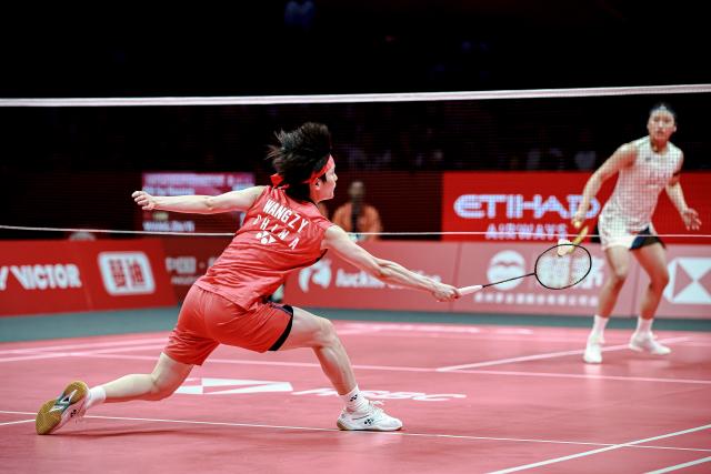(251221) -- HANGZHOU, Dec. 21, 2025 (Xinhua) -- Wang Zhiyi of China hits a return during the women's singles final between Wang Zhiyi of China and An Se Young of South Korea at BWF World Tour Finals 2025 in Hangzhou, east China's Zhejiang Province, Dec. 21, 2025. (Xinhua/Jiang Han)