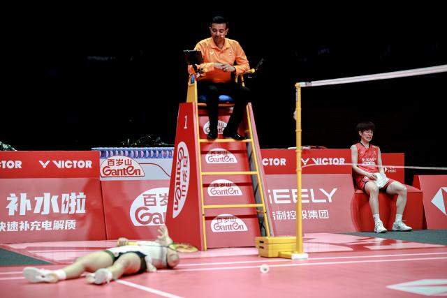 (251221) -- HANGZHOU, Dec. 21, 2025 (Xinhua) -- Wang Zhiyi (R) of China reacts during the women's singles final between Wang Zhiyi of China and An Se Young of South Korea at BWF World Tour Finals 2025 in Hangzhou, east China's Zhejiang Province, Dec. 21, 2025. (Xinhua/Jiang Han)