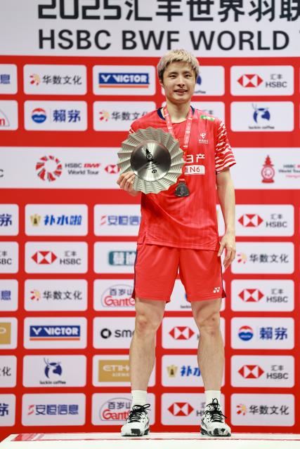 (251221) -- HANGZHOU, Dec. 21, 2025 (Xinhua) -- Runner-up Shi Yuqi poses during the awarding ceremony for the men's singles final between Shi Yuqi of China and Christo Popov of France at BWF World Tour Finals 2025 in Hangzhou, east China's Zhejiang Province, Dec. 21, 2025. (Xinhua/Jiang Han)