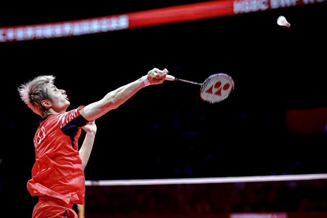 (251221) -- HANGZHOU, Dec. 21, 2025 (Xinhua) -- Shi Yuqi of China hits a return during the men's singles final against Christo Popov of France at BWF World Tour Finals 2025 in Hangzhou, east China's Zhejiang Province, Dec. 21, 2025. (Xinhua/Jiang Han)