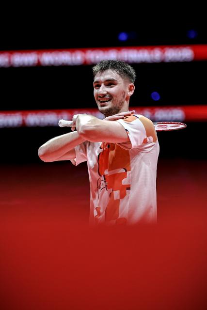 (251221) -- HANGZHOU, Dec. 21, 2025 (Xinhua) -- Christo Popov of France celebrates after winning the men's singles final against Shi Yuqi of China at BWF World Tour Finals 2025 in Hangzhou, east China's Zhejiang Province, Dec. 21, 2025. (Xinhua/Jiang Han)