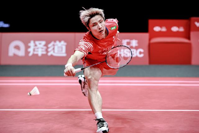 (251221) -- HANGZHOU, Dec. 21, 2025 (Xinhua) -- Shi Yuqi of China hits a return during the men's singles final against Christo Popov of France at BWF World Tour Finals 2025 in Hangzhou, east China's Zhejiang Province, Dec. 21, 2025. (Xinhua/Jiang Han)