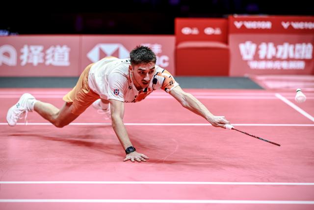 (251221) -- HANGZHOU, Dec. 21, 2025 (Xinhua) -- Christo Popov of France hits a return during the men's singles final against Shi Yuqi of China at BWF World Tour Finals 2025 in Hangzhou, east China's Zhejiang Province, Dec. 21, 2025. (Xinhua/Jiang Han)