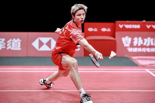 (251221) -- HANGZHOU, Dec. 21, 2025 (Xinhua) -- Shi Yuqi of China hits a return during the men's singles final against Christo Popov of France at BWF World Tour Finals 2025 in Hangzhou, east China's Zhejiang Province, Dec. 21, 2025. (Xinhua/Jiang Han)