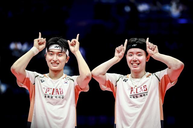 (251221) -- HANGZHOU, Dec. 21, 2025 (Xinhua) -- Kim Won Ho (L)/Seo Seung Jae of South Korea celebrate after winning the men's doubles final match between Liang Weikeng/Wang Chang of China and Kim Won Ho/Seo Seung Jae of South Korea at BWF World Tour Finals 2025 in Hangzhou, east China's Zhejiang Province, Dec. 21, 2025. (Xinhua/Jiang Han)