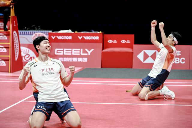 (251221) -- HANGZHOU, Dec. 21, 2025 (Xinhua) -- Kim Won Ho (R)/Seo Seung Jae of South Korea celebrate after winning the men's doubles final match between Liang Weikeng/Wang Chang of China and Kim Won Ho/Seo Seung Jae of South Korea at BWF World Tour Finals 2025 in Hangzhou, east China's Zhejiang Province, Dec. 21, 2025. (Xinhua/Jiang Han)