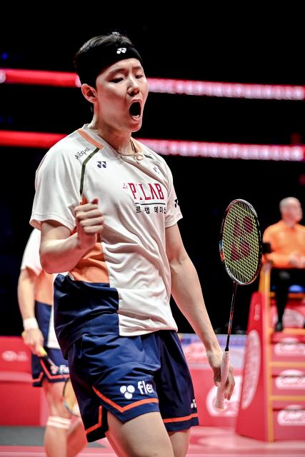 (251221) -- HANGZHOU, Dec. 21, 2025 (Xinhua) -- Seo Seung Jae of South Korea celebrates during the men's doubles final match between Liang Weikeng/Wang Chang of China and Kim Won Ho/Seo Seung Jae of South Korea at BWF World Tour Finals 2025 in Hangzhou, east China's Zhejiang Province, Dec. 21, 2025. (Xinhua/Jiang Han)