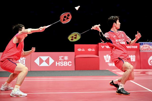 (251221) -- HANGZHOU, Dec. 21, 2025 (Xinhua) -- Liang Weikeng (L)/Wang Chang of China compete during the men's doubles final match between Liang Weikeng/Wang Chang of China and Kim Won Ho/Seo Seung Jae of South Korea at BWF World Tour Finals 2025 in Hangzhou, east China's Zhejiang Province, Dec. 21, 2025. (Xinhua/Jiang Han)