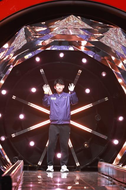 (251221) -- HANGZHOU, Dec. 21, 2025 (Xinhua) -- Liu Yuchen waves to the spectators during the retirement ceremony held for 4 players of the Chinese Badminton Team in Hangzhou, east China's Zhejiang Province, Dec. 21, 2025. Chen Qingchen, Zheng Siwei, Huang Yaqiong, Liu Yuchen announced their retirement during the ceremony. (Xinhua/Jiang Han)