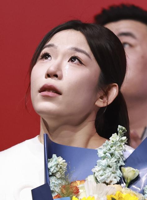 (251221) -- HANGZHOU, Dec. 21, 2025 (Xinhua) -- Chinese badminton player Jia Yifan cries during the retirement ceremony held for 4 players of the Chinese Badminton Team in Hangzhou, east China's Zhejiang Province, Dec. 21, 2025. Chen Qingchen, Zheng Siwei, Huang Yaqiong, Liu Yuchen announced their retirement during the ceremony. (Xinhua/Jiang Han)