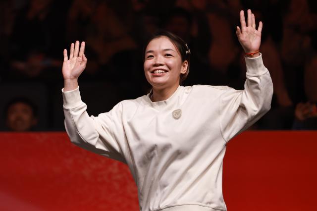 (251221) -- HANGZHOU, Dec. 21, 2025 (Xinhua) -- Chen Qingchen waves to the spectators during the retirement ceremony held for 4 players of the Chinese Badminton Team in Hangzhou, east China's Zhejiang Province, Dec. 21, 2025. Chen Qingchen, Zheng Siwei, Huang Yaqiong, Liu Yuchen announced their retirement during the ceremony. (Xinhua/Jiang Han)
