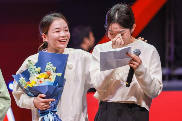 (251221) -- HANGZHOU, Dec. 21, 2025 (Xinhua) -- Chinese badminton player Jia Yifan (R) cries during during the retirement ceremony held for 4 players of the Chinese Badminton Team in Hangzhou, east China's Zhejiang Province, Dec. 21, 2025. Chen Qingchen, Zheng Siwei, Huang Yaqiong, Liu Yuchen announced their retirement during the ceremony. (Xinhua/Jiang Han)