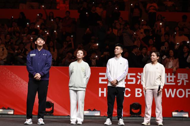 (251221) -- HANGZHOU, Dec. 21, 2025 (Xinhua) -- Liu Yuchen, Huang Yaqiong, Zheng Siwei, Chen Qingchen (L-R) are seen during the retirement ceremony held for 4 players of the Chinese Badminton Team in Hangzhou, east China's Zhejiang Province, Dec. 21, 2025. Chen Qingchen, Zheng Siwei, Huang Yaqiong, Liu Yuchen announced their retirement during the ceremony. (Xinhua/Jiang Han)