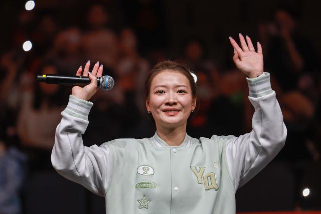 (251221) -- HANGZHOU, Dec. 21, 2025 (Xinhua) -- Huang Yaqiong waves to the spectators during the retirement ceremony held for 4 players of the Chinese Badminton Team in Hangzhou, east China's Zhejiang Province, Dec. 21, 2025. Chen Qingchen, Zheng Siwei, Huang Yaqiong, Liu Yuchen announced their retirement during the ceremony. (Xinhua/Jiang Han)
