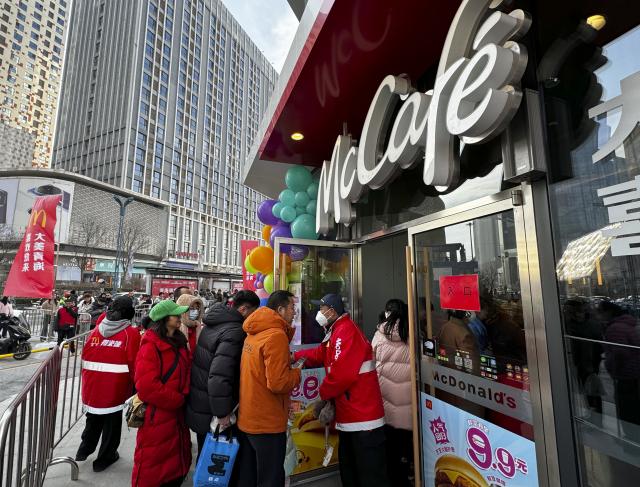 (251221) -- XINING, Dec. 21, 2025 (Xinhua) -- Customers visit the first McDonald's restaurant in northwest China's Qinghai Province located in the Haihu New District of Xining, the provincial capital, Dec. 21, 2025.
  Fast-food giant McDonald's opened its first restaurants in northwest China's Ningxia Hui Autonomous Region and Qinghai Province this weekend, extending the brand's presence to all provincial-level regions of the Chinese mainland.
  TO GO WITH: "McDonald's expands presence to all provincial regions of Chinese mainland" (Xinhua/Xie Tongqiang)