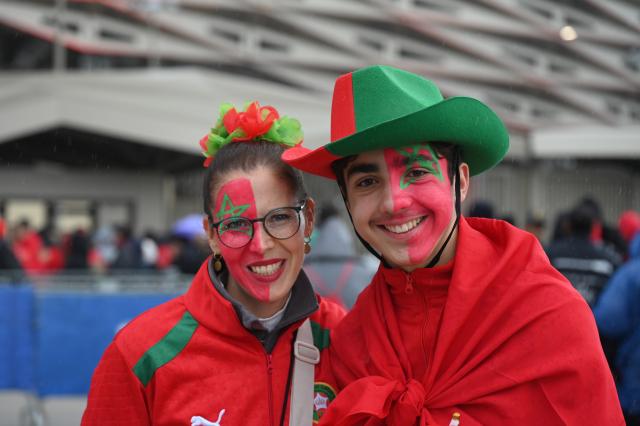 (251222) -- RABAT, Dec. 22, 2025 (Xinhua) -- Fans of Morocco pose for photos ahead of the opening match of the Africa Cup of Nations 2025 between Morocco and Comoros in Rabat, Morocco, Dec. 21, 2025. (Photo by Aissa/Xinhua)