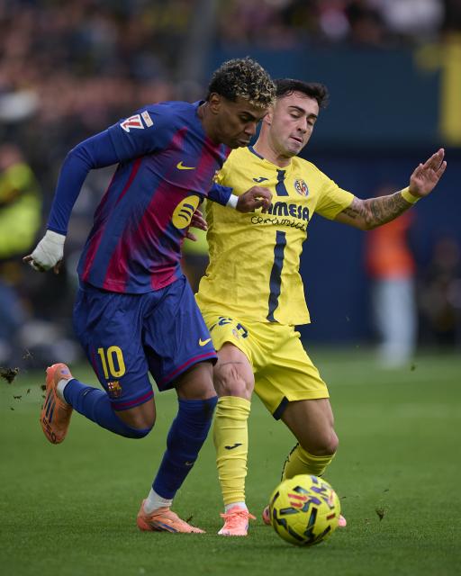 (251222) -- VILA-REAL, Dec. 22, 2025 (Xinhua) -- Alberto Moleiro (R) of Villarreal vies with Lamine Yamal of Barcelona during the La Liga football match between Villarreal and Barcelona in Vila-Real, Spain, Dec. 21, 2025. (Str/Xinhua)