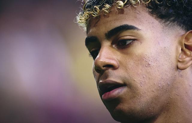 (251222) -- VILA-REAL, Dec. 22, 2025 (Xinhua) -- Lamine Yamal of Barcelona reacts during the La Liga football match between Villarreal and Barcelona in Vila-Real, Spain, Dec. 21, 2025. (Str/Xinhua)