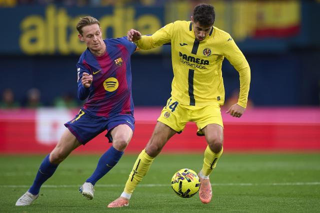 (251222) -- VILA-REAL, Dec. 22, 2025 (Xinhua) -- Santi Comesana (R) of Villarreal vies with Frenkie de Jong of Barcelona during the La Liga football match between Villarreal and Barcelona in Vila-Real, Spain, Dec. 21, 2025. (Str/Xinhua)