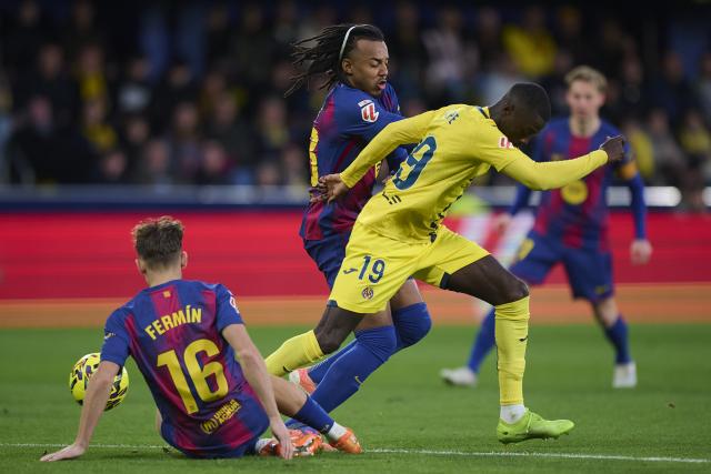 (251222) -- VILA-REAL, Dec. 22, 2025 (Xinhua) -- Fermin Lopez (L) of Barcelona vies with Nicolas Pepe (R) of Villarreal during the La Liga football match between Villarreal and Barcelona in Vila-Real, Spain, Dec. 21, 2025. (Str/Xinhua)