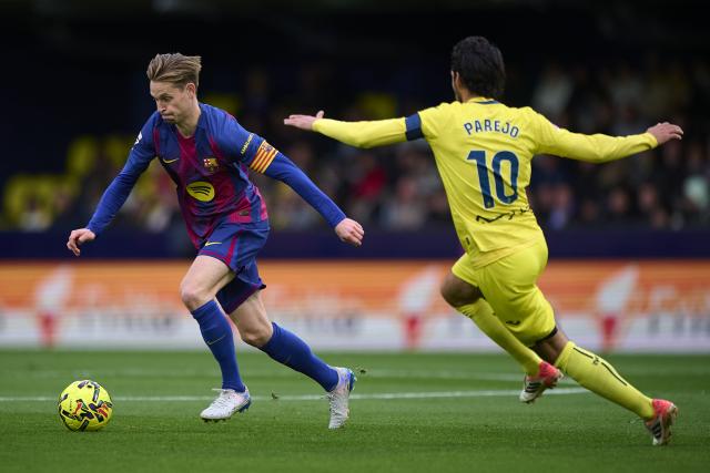 (251222) -- VILA-REAL, Dec. 22, 2025 (Xinhua) -- Dani Parejo (R) of Villarreal vies with Frenkie de Jong of Barcelona during the La Liga football match between Villarreal and Barcelona in Vila-Real, Spain, Dec. 21, 2025. (Str/Xinhua)