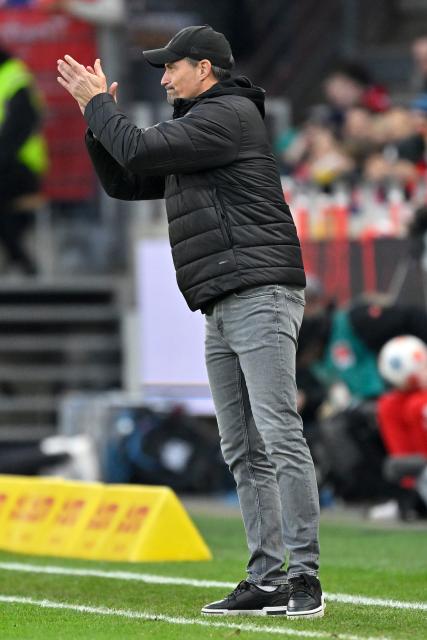 (251222) -- MAINZ, Dec. 22, 2025 (Xinhua) -- Alexander Blessin, head coach of FC St. Pauli, gestures during the German first division Bundesliga football match between FSV Mainz 05 and FC St. Pauli in Mainz, Germany, Dec. 21, 2025. (Photo by Ulrich Hufnagel/Xinhua)