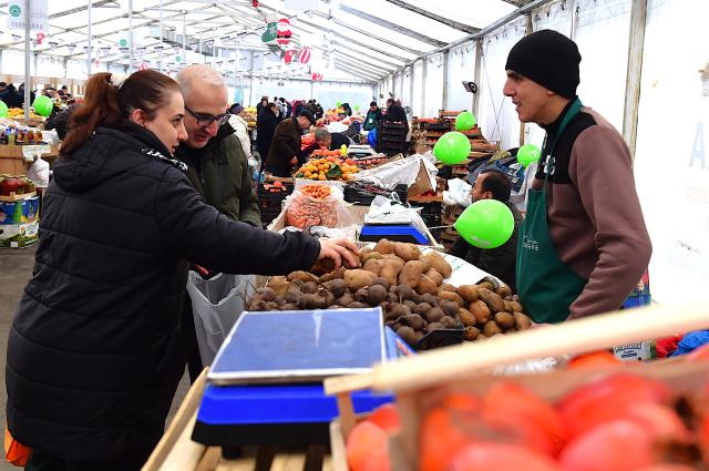 (251222) -- BAKU, Dec. 22, 2025 (Xinhua) -- People shop at an agricultural products trade fair in Baku, Azerbaijan, Dec. 21, 2025. With more than 140 specialties from over 80 farms and agricultural product processing enterprises across the country, the trade fair opened here on Saturday, and will run through Dec. 30. (Xinhua/Chen Junfeng)