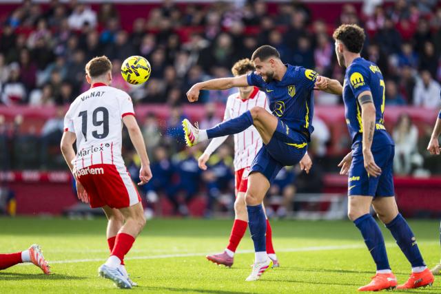 (251222) -- GIRONA, Dec. 22, 2025 (Xinhua) -- David Hancko (2nd R) of Atletico de Madrid shoots during the La Liga football match between Girona FC and Atletico de Madrid in Montilivi Stadium, Girona, Spain, on Dec. 21, 2025. (Photo by Joan Gosa/Xinhua)