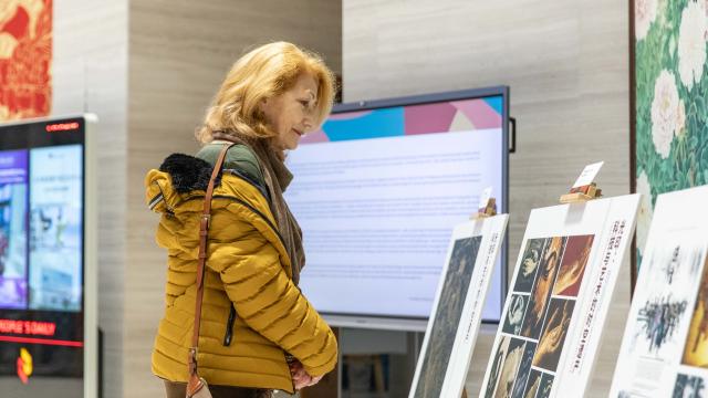 (251222) -- BELGRADE, Dec. 22, 2025 (Xinhua) -- A visitor views artworks during an exhibition themed "Light of Crossing: Time, Space and Heritage in Art and Tech" held at the China Cultural Center in Belgrade, Serbia, Dec. 21, 2025. A collection of digital artworks created through China-Serbia collaboration went on display Sunday at the China Cultural Center in Belgrade, highlighting ongoing cultural and academic exchanges between the two countries.
   TO GO WITH "China-Serbia digital art exhibition explores time, space, heritage" (Photo by Wang Wei/Xinhua)