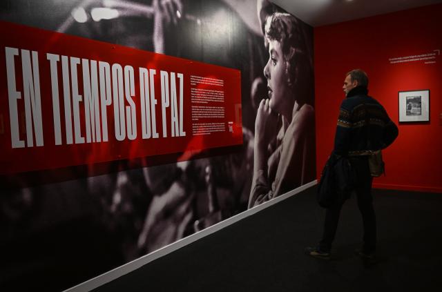 (251222) -- MADRID, Dec. 22, 2025 (Xinhua) -- A man visits the exhibition "Robert Capa: Icons" in Madrid, Spain, Dec. 20, 2025.
  The exhibition displays more than 250 items, including iconic shots, personal belongings, and documents that shed light on the life and work of Hungarian-American war photographer Robert Capa. (Xinhua/Cheng Min)