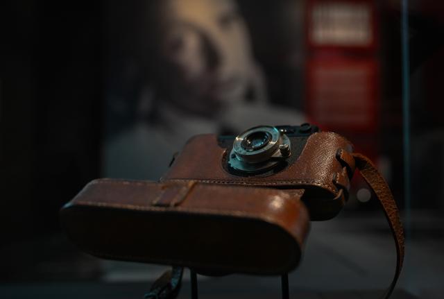 (251222) -- MADRID, Dec. 22, 2025 (Xinhua) -- This photo shows a camera used by Robert Capa on display at the exhibition "Robert Capa: Icons" in Madrid, Spain, Dec. 20, 2025.
  The exhibition displays more than 250 items, including iconic shots, personal belongings, and documents that shed light on the life and work of Hungarian-American war photographer Robert Capa. (Xinhua/Cheng Min)
