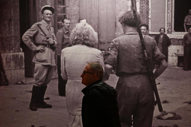 (251222) -- MADRID, Dec. 22, 2025 (Xinhua) -- A man visits the exhibition "Robert Capa: Icons" in Madrid, Spain, Dec. 20, 2025.
  The exhibition displays more than 250 items, including iconic shots, personal belongings, and documents that shed light on the life and work of Hungarian-American war photographer Robert Capa. (Xinhua/Cheng Min)