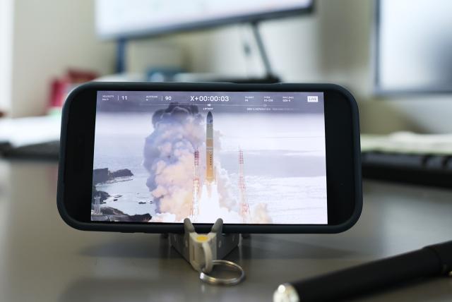 (251222) -- TOKYO, Dec. 22, 2025 (Xinhua) -- A cellphone screen showing the live broadcast of the launch of Japan's H3 rocket is pictured in Tokyo, Japan, Dec. 22, 2025. Japan Aerospace Exploration Agency launched an H3 rocket on Monday morning, but the second-stage engine ceased combustion prematurely. (Xinhua/Jia Haocheng)