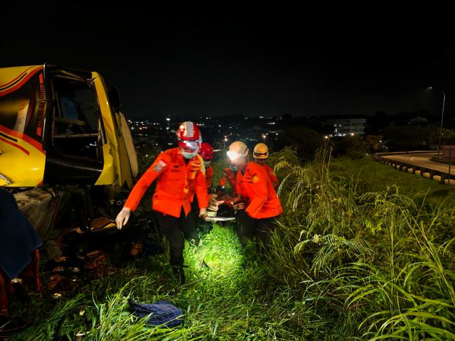 (251222) -- SEMARANG, Dec. 22, 2025 (Xinhua) -- This photo provided by Indonesia's National Search And Rescue Agency (Basarnas) Semarang region shows rescuers transferring an injured passenger after a bus crash in Semarang, Central Java, Indonesia, Dec. 22, 2025.
  At least 15 people were killed and 19 others injured after a long-distance bus crashed at a toll road exit in Semarang, Central Java, Indonesia, early Monday, the local search and rescue authority said. (Basarnas Semarang/Handout via Xinhua)
