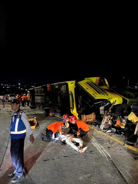 (251222) -- SEMARANG, Dec. 22, 2025 (Xinhua) -- This photo provided by Indonesia's National Search And Rescue Agency (Basarnas) Semarang region shows rescuers helping an injured passenger after a bus crash in Semarang, Central Java, Indonesia, Dec. 22, 2025.
  At least 15 people were killed and 19 others injured after a long-distance bus crashed at a toll road exit in Semarang, Central Java, Indonesia, early Monday, the local search and rescue authority said. (Basarnas Semarang/Handout via Xinhua)