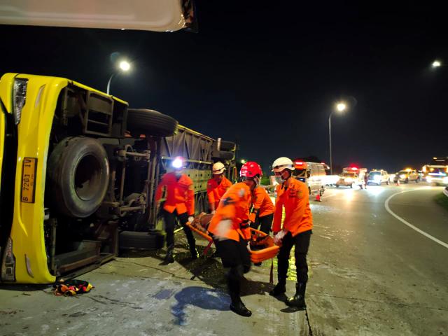 (251222) -- SEMARANG, Dec. 22, 2025 (Xinhua) -- This photo provided by Indonesia's National Search And Rescue Agency (Basarnas) Semarang region shows rescuers transferring an injured passenger after a bus crash in Semarang, Central Java, Indonesia, Dec. 22, 2025.
  At least 15 people were killed and 19 others injured after a long-distance bus crashed at a toll road exit in Semarang, Central Java, Indonesia, early Monday, the local search and rescue authority said. (Basarnas Semarang/Handout via Xinhua)