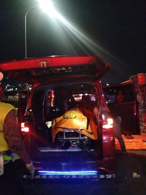 (251222) -- SEMARANG, Dec. 22, 2025 (Xinhua) -- This photo provided by Indonesia's National Search And Rescue Agency (Basarnas) Semarang region shows rescuers transferring the body of a victim after a bus crash in Semarang, Central Java, Indonesia, Dec. 22, 2025.
  At least 15 people were killed and 19 others injured after a long-distance bus crashed at a toll road exit in Semarang, Central Java, Indonesia, early Monday, the local search and rescue authority said. (Basarnas Semarang/Handout via Xinhua)