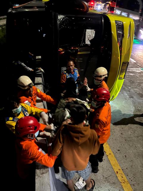 (251222) -- SEMARANG, Dec. 22, 2025 (Xinhua) -- This photo provided by Indonesia's National Search And Rescue Agency (Basarnas) Semarang region shows rescuers transferring an injured passenger after a bus crash in Semarang, Central Java, Indonesia, Dec. 22, 2025.
  At least 15 people were killed and 19 others injured after a long-distance bus crashed at a toll road exit in Semarang, Central Java, Indonesia, early Monday, the local search and rescue authority said. (Basarnas Semarang/Handout via Xinhua)