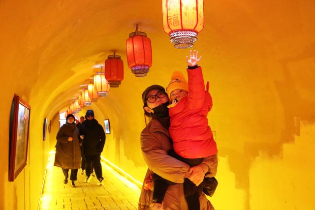 (251222) -- SANMENXIA, Dec. 22, 2025 (Xinhua) -- Tourists visit a traditional Dikengyuan residence in Beiying Village, Zhangbian Township, Shanzhou District, Sanmenxia City of central China's Henan Province, Dec. 21, 2025.
  The Dikengyuan residence, a traditional residential construction in west Henan featuring a sunken courtyard, is of high value in the study of local history, architecture, geology and sociology. It was listed in the third batch of China's national intangible cultural heritage in 2011.
  In recent years, Sanmenxia has continuously advanced the restoration of these peculiar dwellings, turning them into tourist attractions to further boost development in their neighborhood. (Photo by Niu Shupei/Xinhua)