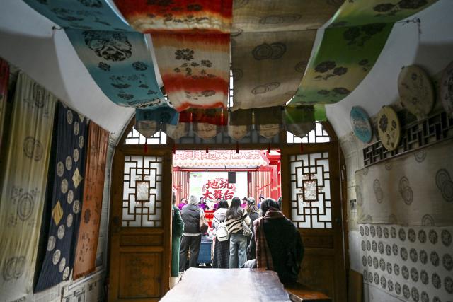 (251222) -- SANMENXIA, Dec. 22, 2025 (Xinhua) -- Tourists visit a traditional Dikengyuan residence in Beiying Village, Zhangbian Township, Shanzhou District, Sanmenxia City of central China's Henan Province, Dec. 21, 2025.
  The Dikengyuan residence, a traditional residential construction in west Henan featuring a sunken courtyard, is of high value in the study of local history, architecture, geology and sociology. It was listed in the third batch of China's national intangible cultural heritage in 2011.
  In recent years, Sanmenxia has continuously advanced the restoration of these peculiar dwellings, turning them into tourist attractions to further boost development in their neighborhood. (Photo by Li Heng/Xinhua)
