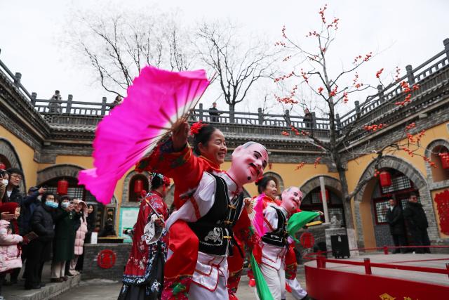 (251222) -- SANMENXIA, Dec. 22, 2025 (Xinhua) -- Artists perform at a traditional Dikengyuan residence in Beiying Village, Zhangbian Township, Shanzhou District, Sanmenxia City of central China's Henan Province, Dec. 21, 2025.
  The Dikengyuan residence, a traditional residential construction in west Henan featuring a sunken courtyard, is of high value in the study of local history, architecture, geology and sociology. It was listed in the third batch of China's national intangible cultural heritage in 2011.
  In recent years, Sanmenxia has continuously advanced the restoration of these peculiar dwellings, turning them into tourist attractions to further boost development in their neighborhood. (Photo by Gao Jianzhong/Xinhua)