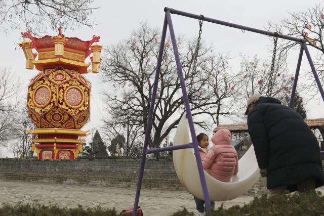 (251222) -- SANMENXIA, Dec. 22, 2025 (Xinhua) -- Tourists enjoy their time at a traditional Dikengyuan residence in Beiying Village, Zhangbian Township, Shanzhou District, Sanmenxia City of central China's Henan Province, Dec. 21, 2025.
  The Dikengyuan residence, a traditional residential construction in west Henan featuring a sunken courtyard, is of high value in the study of local history, architecture, geology and sociology. It was listed in the third batch of China's national intangible cultural heritage in 2011.
  In recent years, Sanmenxia has continuously advanced the restoration of these peculiar dwellings, turning them into tourist attractions to further boost development in their neighborhood. (Photo by He Wuchang/Xinhua)